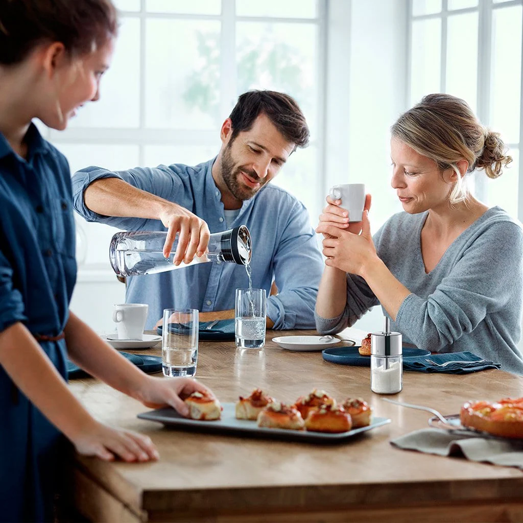 Botella de cristal con colador y tapa oscilante WMF - Imagen 6
