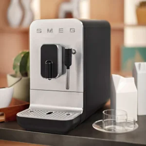 Cafetera superautomática con vapor de Smeg