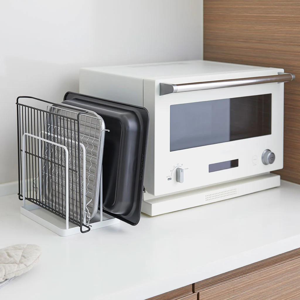 Soporte organizador para tablas y bandejas Yamazaki